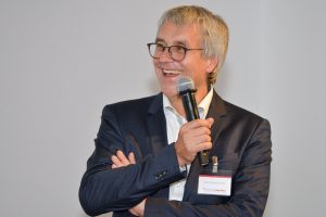 Axel Zawierucha lachend mit Mikro - Foto Profil - Fachkonferenz Online Marketing - internetwarriors