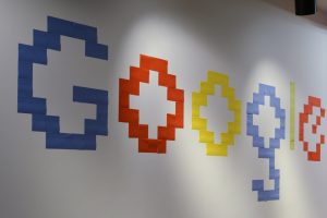 Google Logo mit Klebezetteln - internetwarriors Fachkonferenz