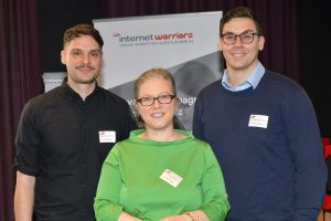 Foto drei Mitarbeiter - Johannes Stabel - Google Fachkonferenz E-Commerce - internetwarriors GmbH