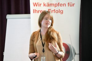 Mitarbeiterin Vortrag Portrait Foto - Google Fachkonferenz E-Commerce - internetwarriors GmbH
