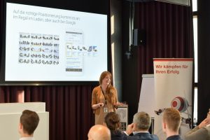 Mitarbeiterin hält Präsentation auf der Google Fachkonferenz E-Commerce - internetwarriors GmbH